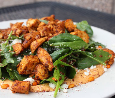 Salade de poulet grillé sur pousses d’épinard chez Les Délices de Kenza à Bordeaux, sauce crémeuse et fromage blanc,