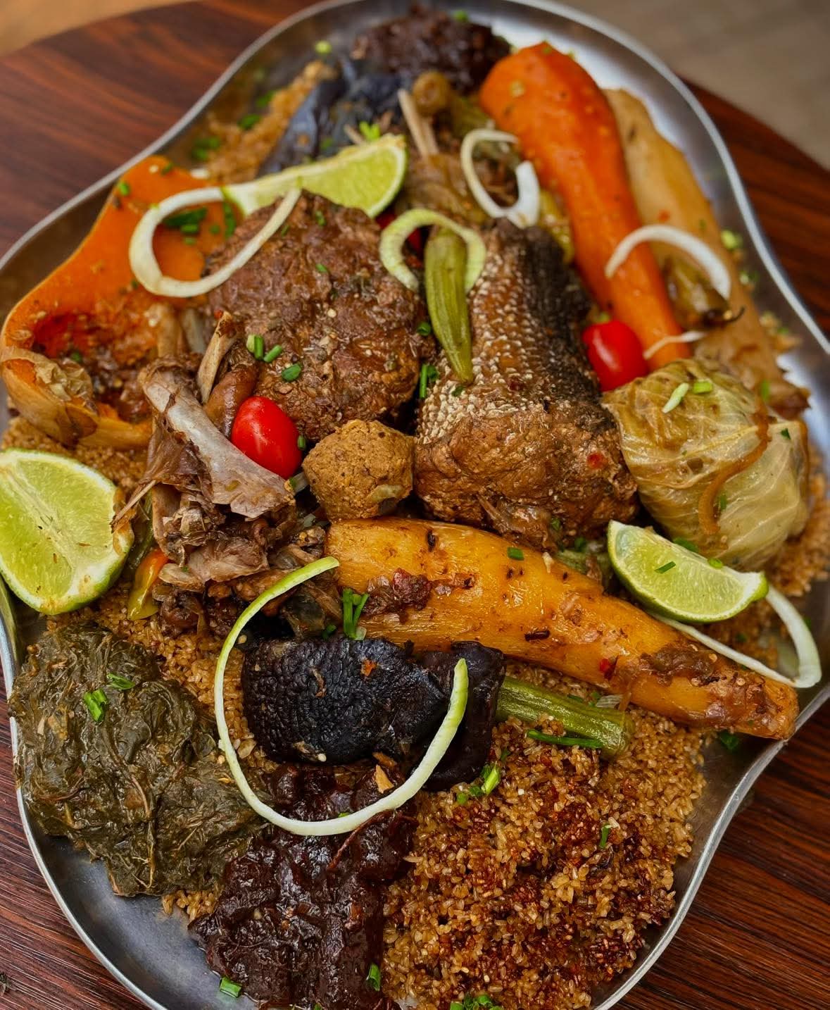Plat africain copieux de Les Délices de Kenza à Bordeaux, riz, viandes, légumes, herbes fraîches, ambiance conviviale,