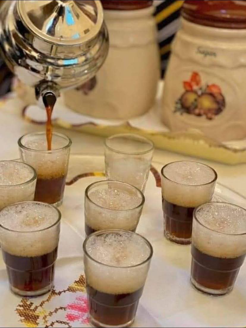 Café artisanal servi en petits verres sur plateau chez Les Délices de Kenza à Bordeaux,