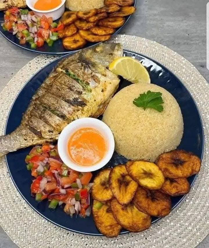 Poisson grillé, couscous, plantain et salade aux couleurs vives chez Les Délices de Kenza à Bordeaux,