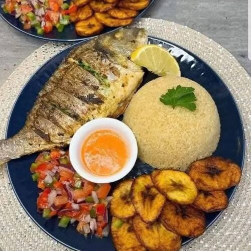 Poisson grillé, couscous, plantain et salade aux couleurs vives chez Les Délices de Kenza à Bordeaux,